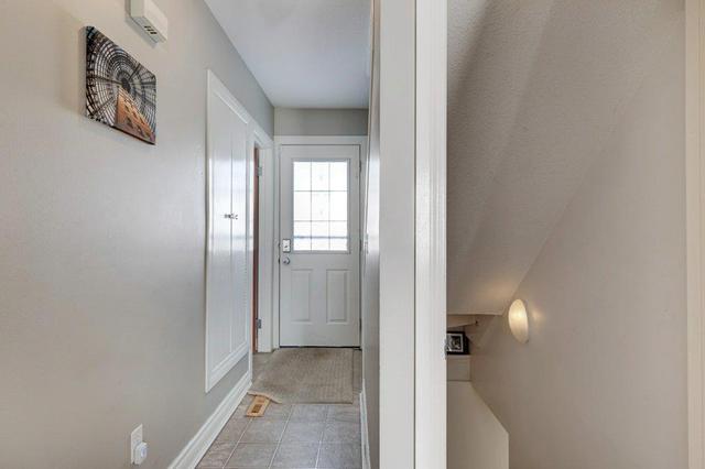 38 Quentin Place Sw, Home with 3 bedrooms, 2 bathrooms and 2 parking in Calgary AB | Image 12