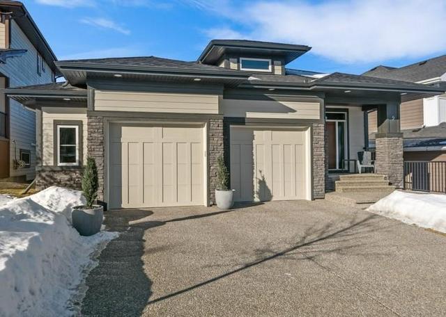 9 Crestridge Rise Sw, House detached with 3 bedrooms, 2 bathrooms and 4 parking in Calgary AB | Image 2
