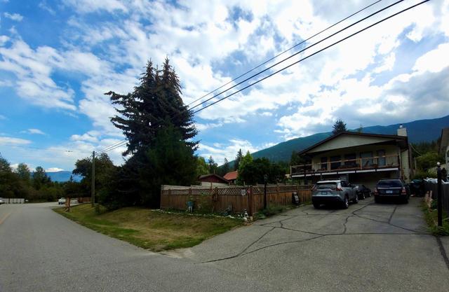 7814 Railway Avenue, House detached with 3 bedrooms, 3 bathrooms and 5 parking in Central Kootenay E BC | Image 12
