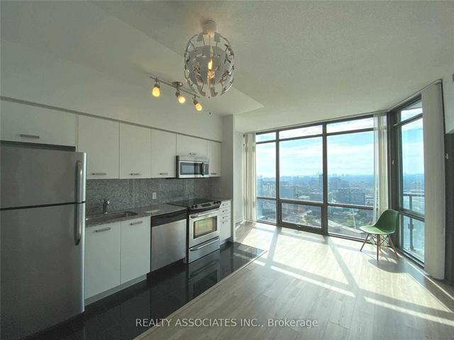 3202 - 832 Bay St, Condo with 2 bedrooms, 2 bathrooms and 1 parking in Toronto ON | Image 6