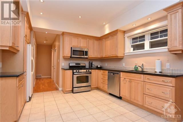 1 - 736 Cooper Street, Condo with 3 bedrooms, 3 bathrooms and 1 parking in Ottawa ON | Image 2