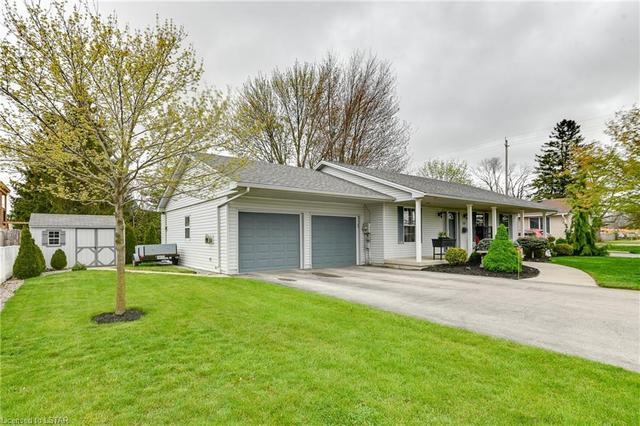 115 Tanton Street, House detached with 2 bedrooms, 2 bathrooms and 6 parking in Strathroy Caradoc ON | Image 2
