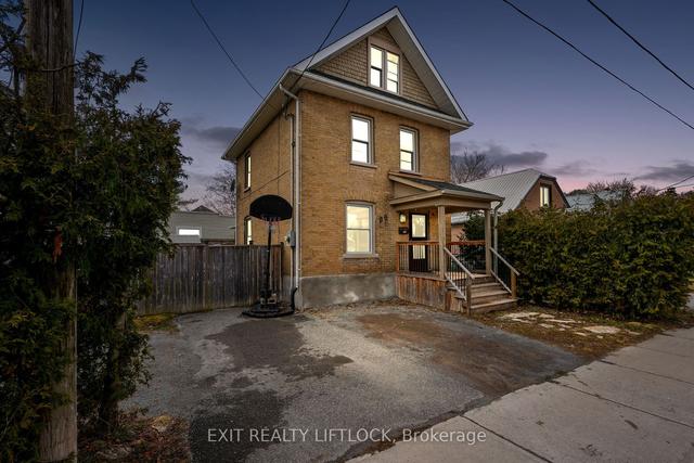 99 Lynch St, House detached with 4 bedrooms, 2 bathrooms and 2 parking in Peterborough ON | Image 1