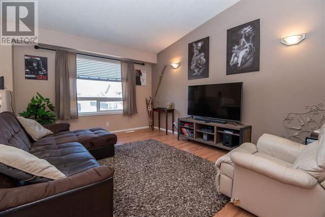15 Kenny Close, House attached with 3 bedrooms, 2 bathrooms and 1 parking in Red Deer AB | Image 2