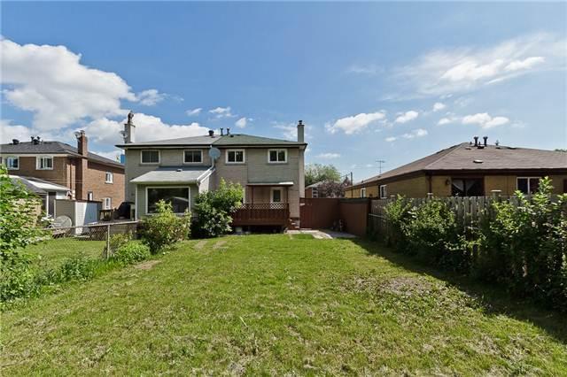 3644 Anniversary Rd, House semidetached with 3 bedrooms, 2 bathrooms and 4 parking in Mississauga ON | Image 2