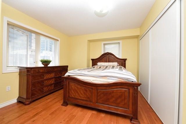 76e Leitchcroft Cres, Townhouse with 4 bedrooms, 4 bathrooms and 2 parking in Markham ON | Image 4
