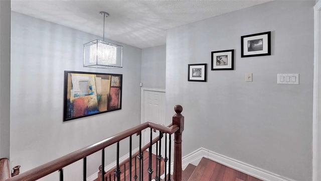 74 Deanscroft Sq, House detached with 3 bedrooms, 3 bathrooms and 3 parking in Toronto ON | Image 3