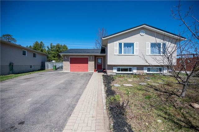 11 Concord Street, House detached with 5 bedrooms, 2 bathrooms and 5 parking in Petawawa ON | Image 2