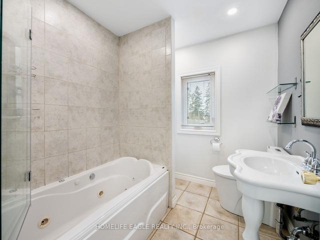 25 Maple Grove Ave, House detached with 3 bedrooms, 3 bathrooms and 8 parking in Richmond Hill ON | Image 3