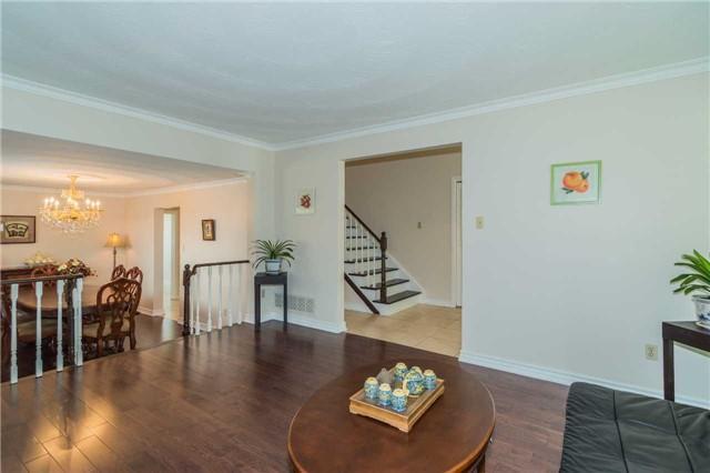 26 Ellenhall Sq, House detached with 4 bedrooms, 3 bathrooms and 2 parking in Toronto ON | Image 4