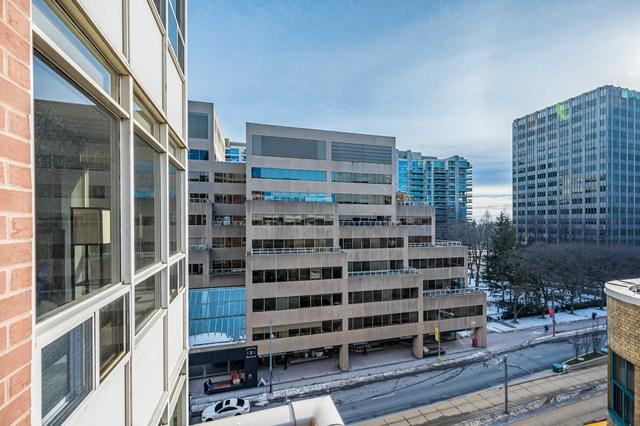 807 - 60 St Clair Ave W, Condo with 2 bedrooms, 1 bathrooms and 0 parking in Toronto ON | Image 14