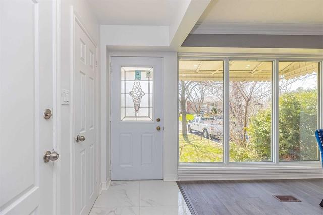 28 Ludgate Dr, House detached with 3 bedrooms, 1 bathrooms and 6 parking in Toronto ON | Image 9