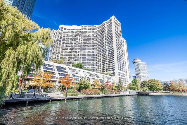 1910 - 65 Harbour Sq, Condo with 3 bedrooms, 3 bathrooms and 1 parking in Toronto ON | Image 24