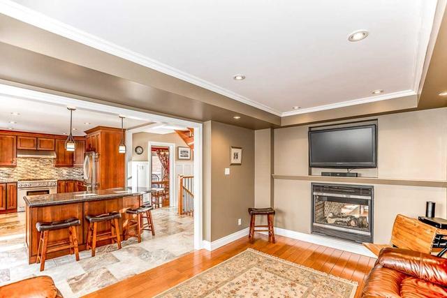 243 Elman Cres, House detached with 4 bedrooms, 3 bathrooms and 6 parking in Newmarket ON | Image 4