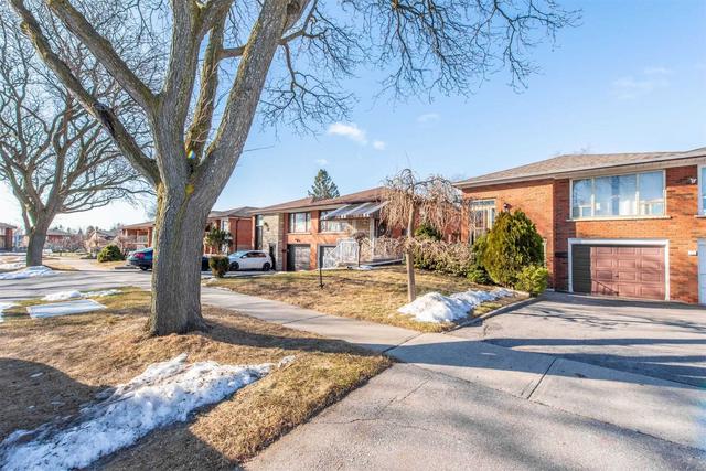 51 Starview Dr, House semidetached with 3 bedrooms, 2 bathrooms and 3 parking in Toronto ON | Image 1