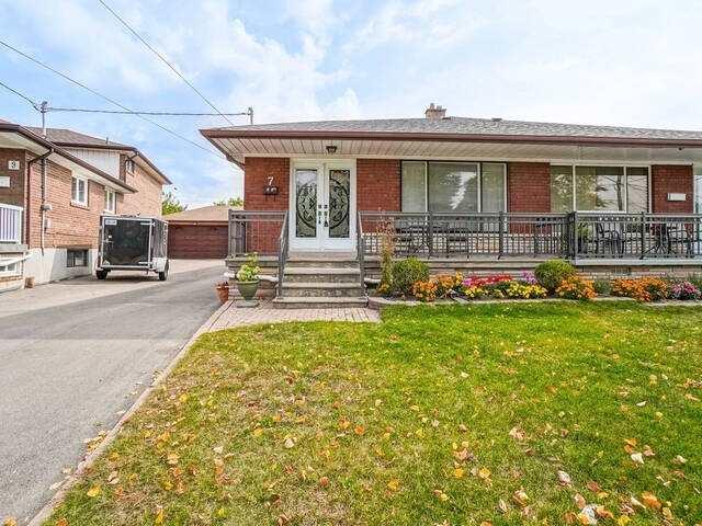 7 Grampian Cres, House semidetached with 4 bedrooms, 3 bathrooms and 5 parking in Toronto ON | Image 1