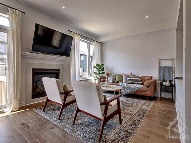 750 Putney Crescent, Townhouse with 4 bedrooms, 3 bathrooms and 3 parking in Ottawa ON | Image 2