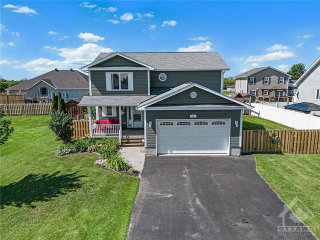 25 Tabitha Crescent, House detached with 4 bedrooms, 3 bathrooms and 6 parking in North Dundas ON | Image 2