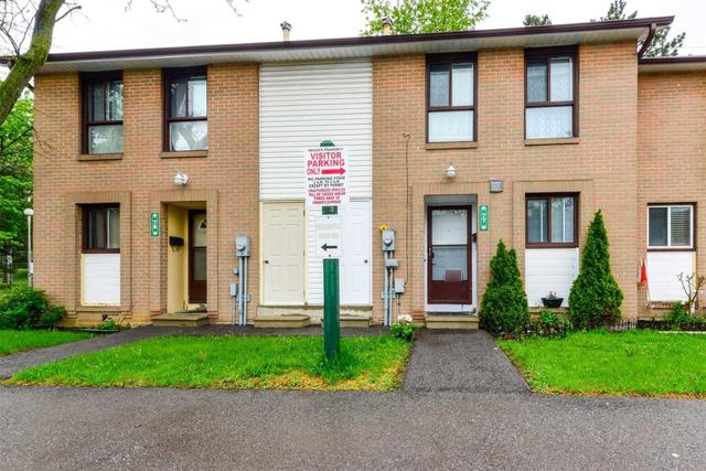 77 Fleetwood Cres, Townhouse with 3 bedrooms, 2 bathrooms and 1 parking in Brampton ON | Image 2