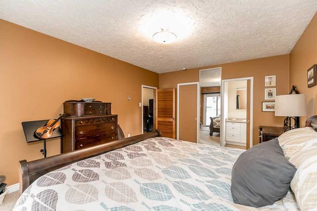 10 Wesley St, House detached with 3 bedrooms, 3 bathrooms and 5 parking in Barrie ON | Image 4
