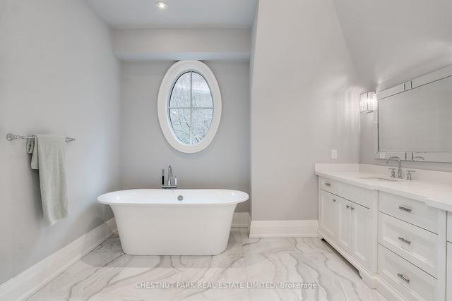2 Dacre Cres, House detached with 5 bedrooms, 5 bathrooms and 7 parking in Toronto ON | Image 18
