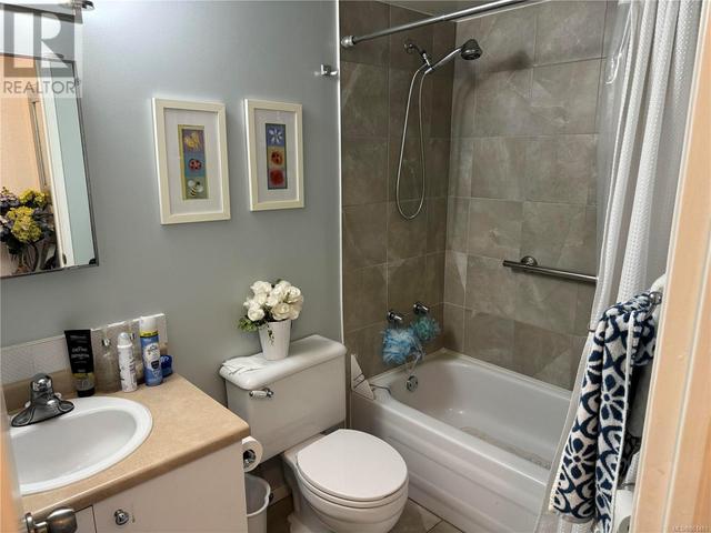 4 piece bath with updated ceramic tiled floor and tub surround | Image 7