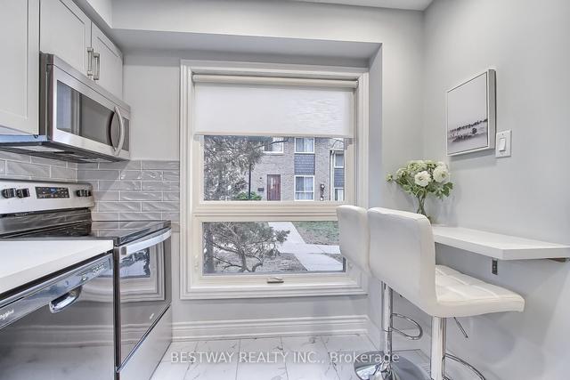 32 Rock Fern Way, Townhouse with 2 bedrooms, 3 bathrooms and 1 parking in Toronto ON | Image 3