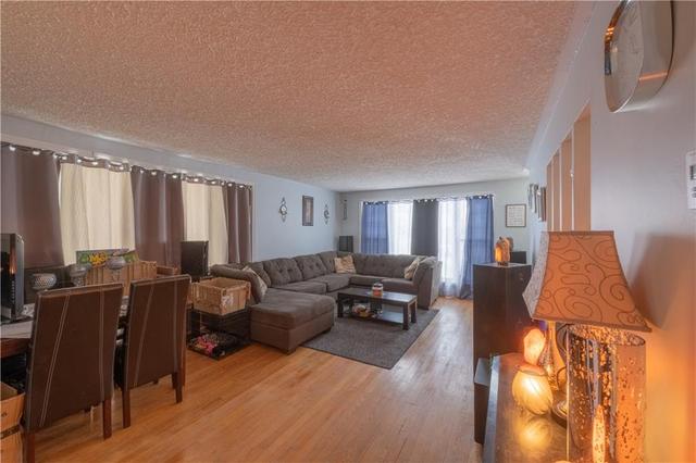 1305 Queen Street, House detached with 3 bedrooms, 2 bathrooms and 3 parking in Cornwall ON | Image 2