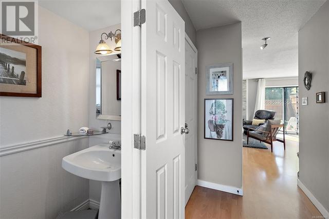 407 - 642 Agnes St, House attached with 4 bedrooms, 2 bathrooms and 2 parking in Saanich BC | Image 7