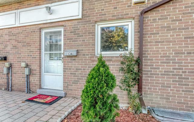 134 Town House Cres, Townhouse with 3 bedrooms, 2 bathrooms and 2 parking in Brampton ON | Image 12