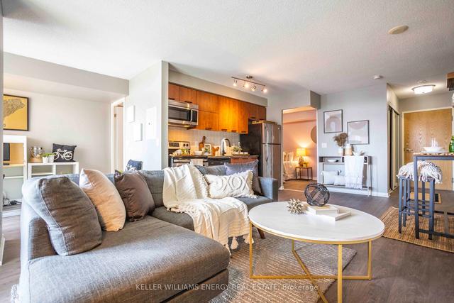 811 - 38 Joe Shuster Way, Condo with 2 bedrooms, 1 bathrooms and 1 parking in Toronto ON | Image 3