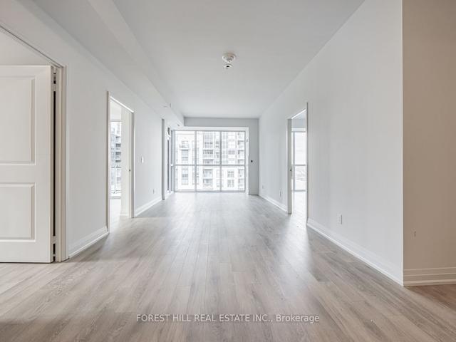 401 - 10 Meadowglen Pl, Condo with 3 bedrooms, 2 bathrooms and 1 parking in Toronto ON | Image 3