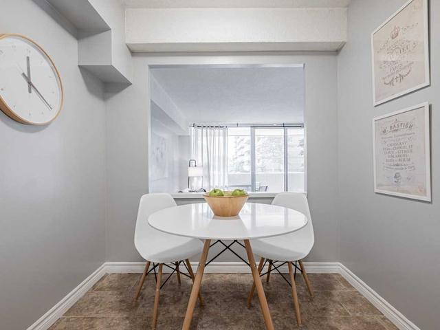 210 - 260 Scarlett Rd, Condo with 3 bedrooms, 2 bathrooms and 1 parking in Toronto ON | Image 14