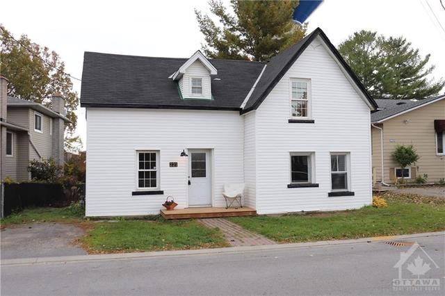 221 Park Avenue, House detached with 3 bedrooms, 1 bathrooms and 1 parking in Carleton Place ON | Card Image