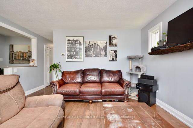 97 Queen St, House detached with 2 bedrooms, 2 bathrooms and 6 parking in Barrie ON | Image 3