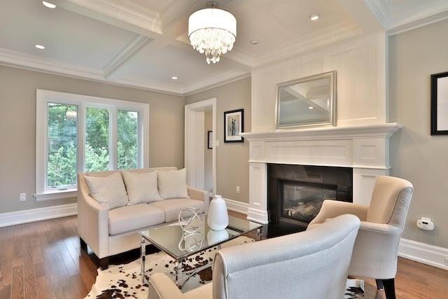 119 Burnhamthorpe Rd, House detached with 3 bedrooms, 2 bathrooms and 5 parking in Toronto ON | Image 3