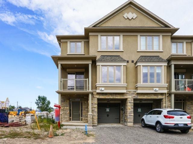 2373 Natasha Circ, House attached with 3 bedrooms, 2 bathrooms and 2 parking in Oakville ON | Image 2