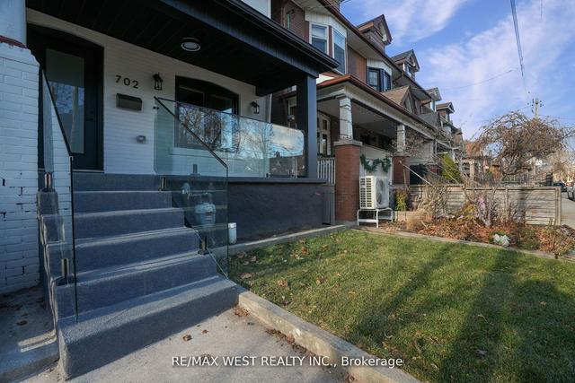 702 Manning Ave, House semidetached with 3 bedrooms, 4 bathrooms and 1.5 parking in Toronto ON | Image 12