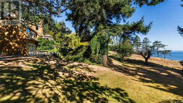 2550 Queenswood Dr, House detached with 5 bedrooms, 3 bathrooms and 8 parking in Saanich BC | Image 17