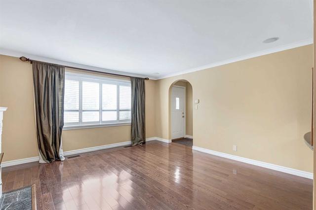 162 Oakridge Dr, House detached with 2 bedrooms, 2 bathrooms and 3 parking in Toronto ON | Image 3