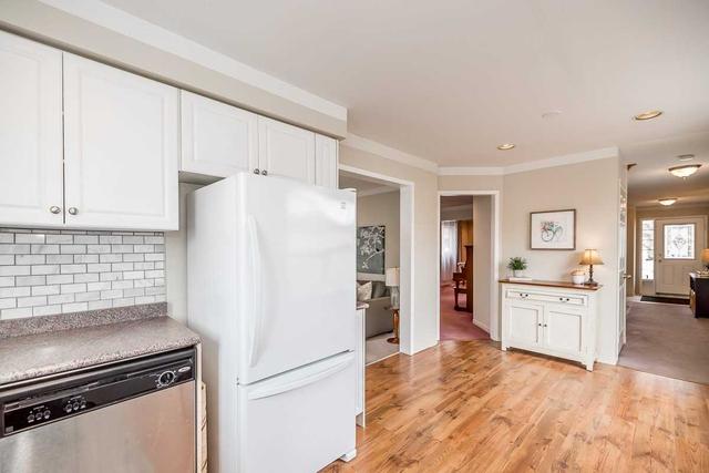 122 Chalmers Rd S, House detached with 4 bedrooms, 3 bathrooms and 6 parking in Barrie ON | Image 2