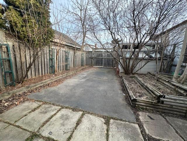 1049 Cannon St E, House detached with 3 bedrooms, 1 bathrooms and 1 parking in Hamilton ON | Image 11
