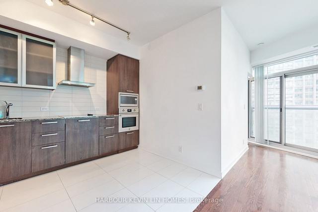 1205 - 14 York St, Condo with 2 bedrooms, 2 bathrooms and 1 parking in Toronto ON | Image 9