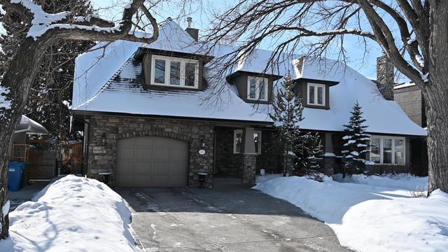 2211 12 Avenue Nw, House detached with 4 bedrooms, 3 bathrooms and 2 parking in Calgary AB | Image 2