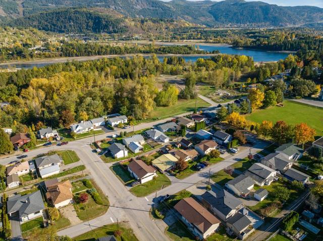 608 6th Avenue, House detached with 4 bedrooms, 2 bathrooms and 6 parking in Castlegar BC | Image 4