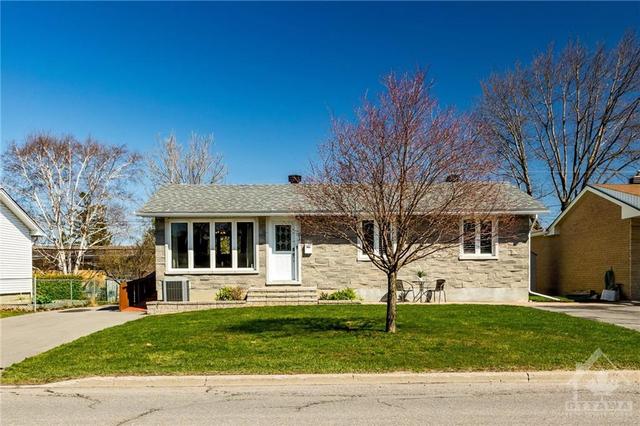 51 Viewmount Drive, House detached with 3 bedrooms, 3 bathrooms and 5 parking in Ottawa ON | Image 1