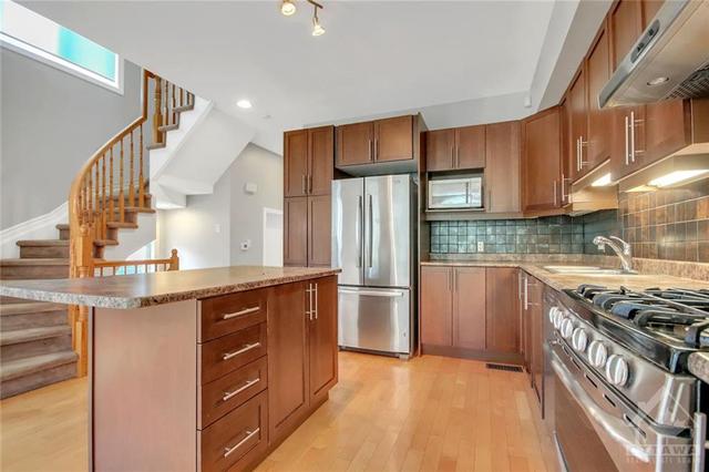 210 Stedman Street, Townhouse with 3 bedrooms, 3 bathrooms and 3 parking in Ottawa ON | Image 12