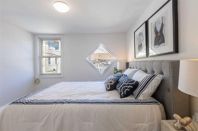 28 Kensington Pl, House attached with 3 bedrooms, 1 bathrooms and 0 parking in Toronto ON | Image 16