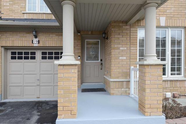 19 Tundra Swan Rd, House attached with 3 bedrooms, 4 bathrooms and 2 parking in Brampton ON | Image 2