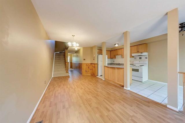 3979 Discovery Crt, House attached with 3 bedrooms, 2 bathrooms and 3 parking in Mississauga ON | Image 3